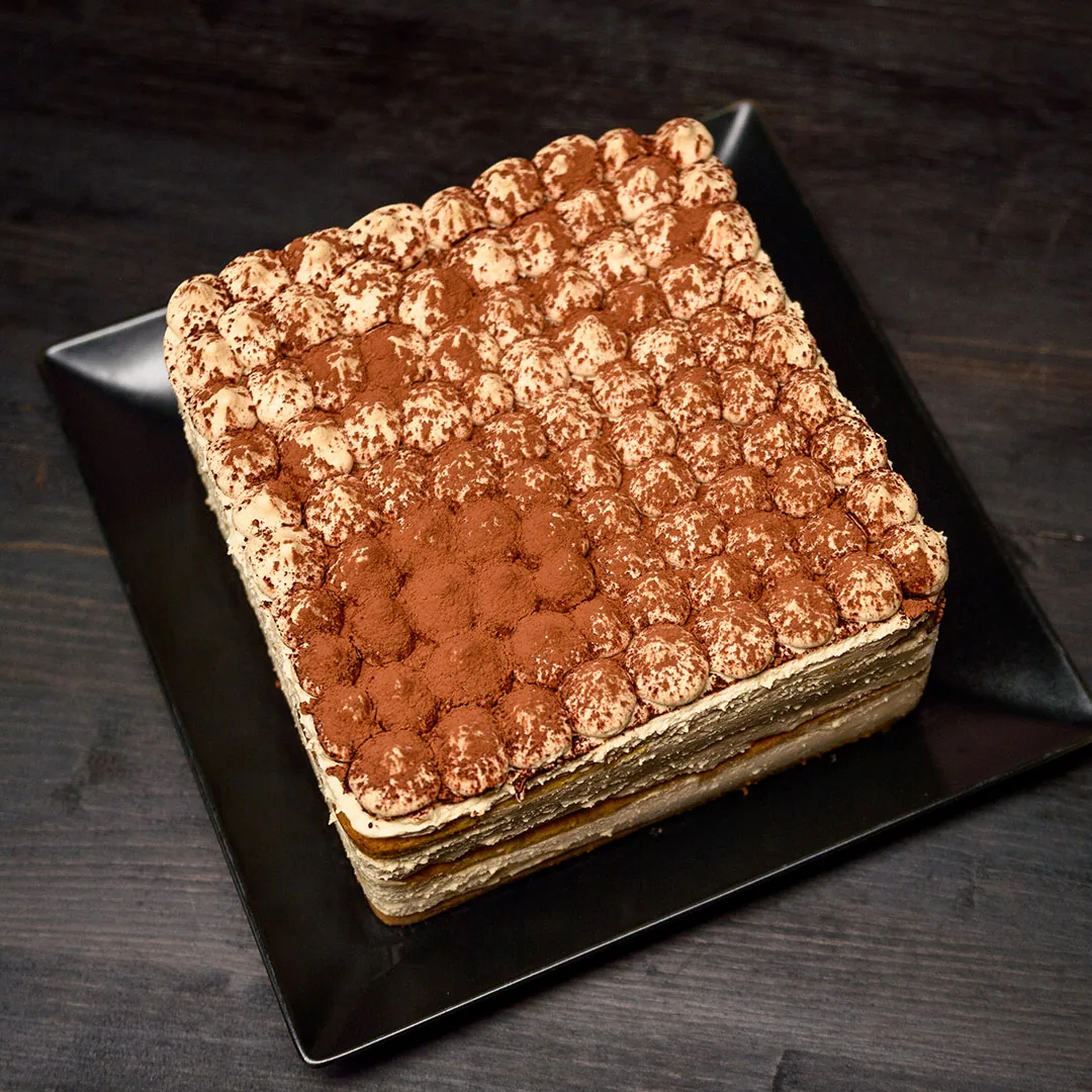 Tort tiramisu din vitrina Cofetăriei Agrodor